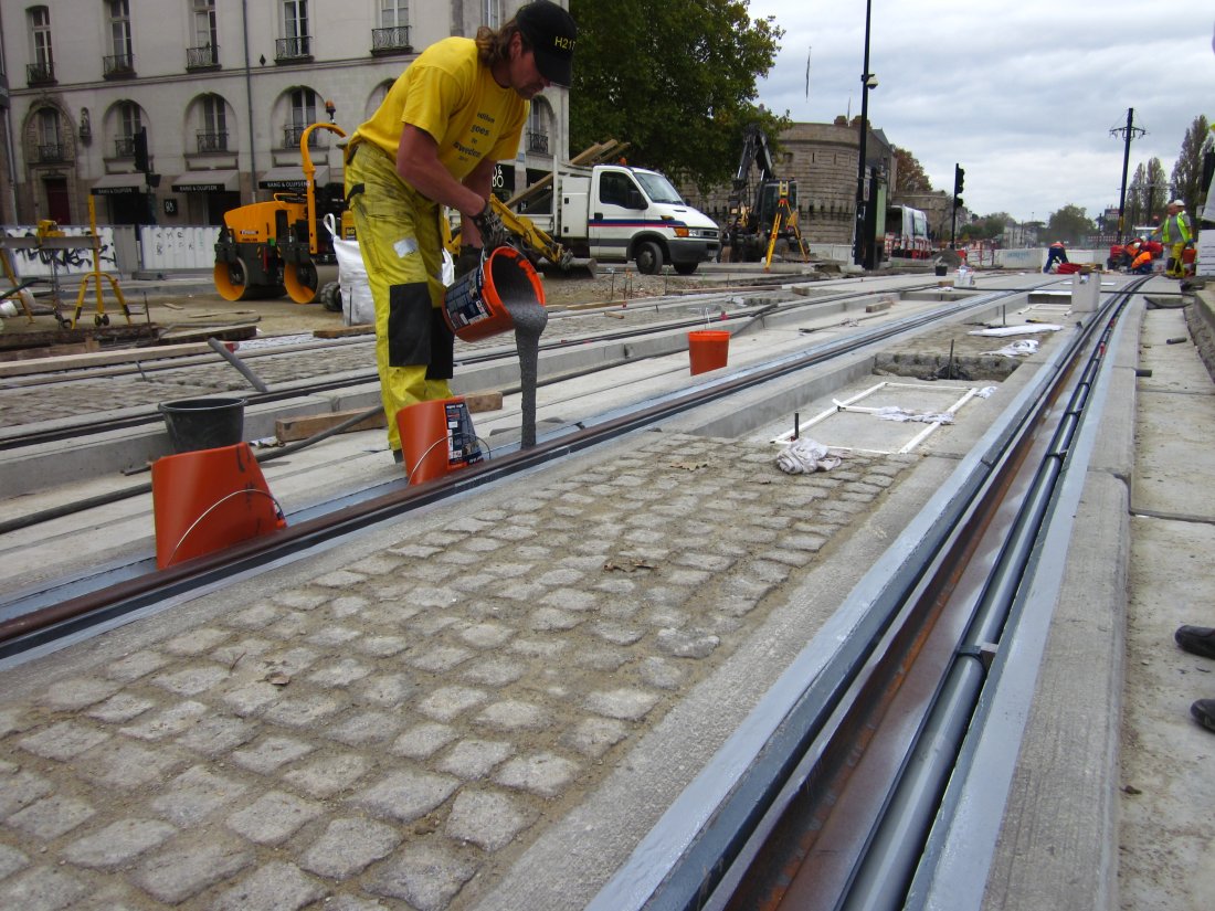 Rue de Strasbourg 2011 - Réglage du rail et calage à la résine Corklast