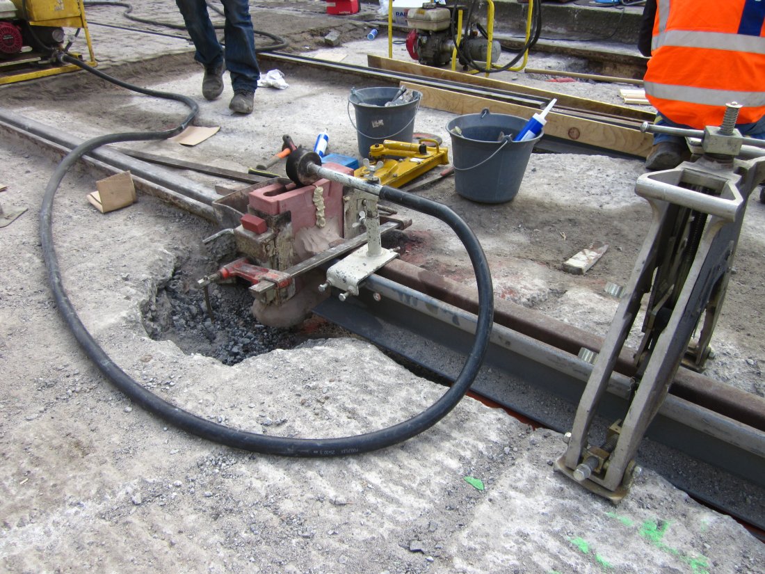 Rue de Strasbourg 2011 - Soudure de raccord sur rail Ri60 aux extrémités