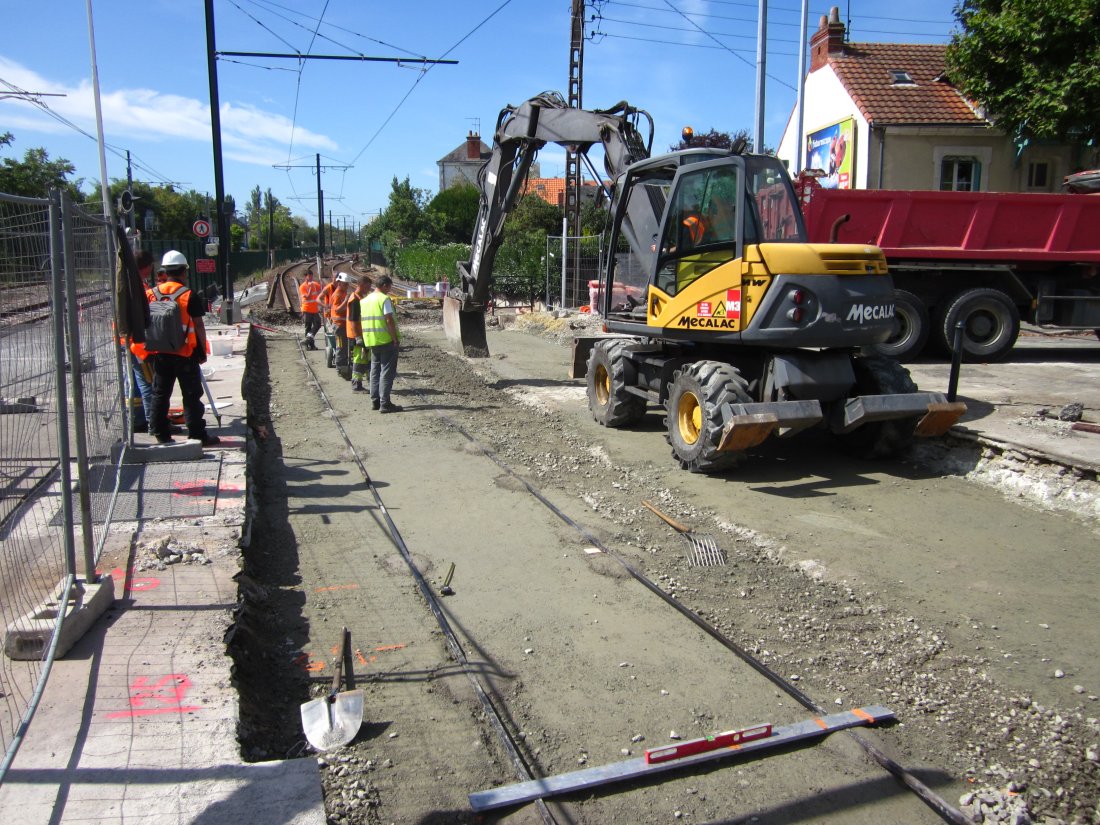 L1 Est 2011 - Dépose des platelage béton et de la voie ballast, terrassement de plateforme