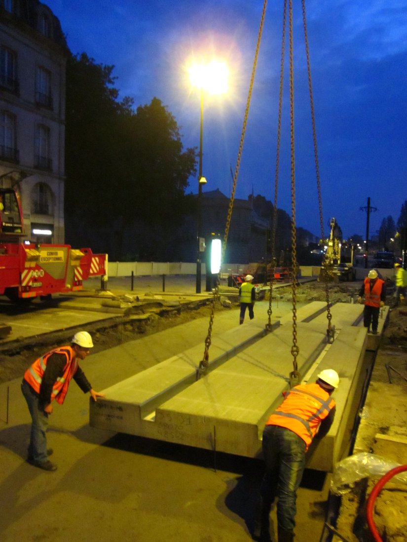 Rue de Strasbourg 2011 - Pose des dalles préfabriquées en carrefour, avec revêtements et boucles int