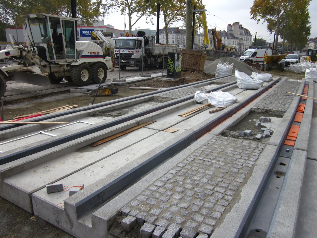 Rue de Strasbourg 2011 - Préparation des dalles à proximité du site de pose, vérification calepinage